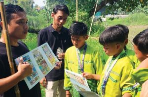 SDIT Al Huda Pulau Bawean menggelar zero waste tour di Gresik. Foto: Ecoton