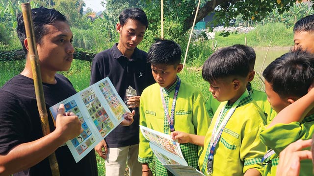 SDIT Al Huda Pulau Bawean menggelar zero waste tour di Gresik. Foto: Ecoton