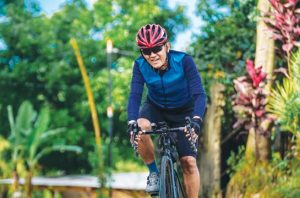 Penggiat olahraga sepeda, Dody Johanjaya menempuh perjalanan sejauh 2.500 kilometer dari Jakarta menuju Lembata, NTT. Foto: Yayasan Plan International Indonesia.