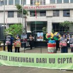 Walhi bersama Tim Advokasi untuk Keadilan Ekologis mengajukan permohonan uji materiil terkait UU Cipta Kerja. Foto: Walhi