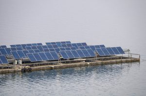 Pulau-pulau Indonesia bisa memenuhi listrik 100% dari energi terbarukan. Foto: Freepik