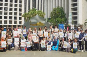 Kaum muda lintas iman dan difabel menyusuri Jakarta untuk menyuarakan keadilan iklim. Foto: GreenFaith Indonesia