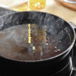 Asap minyak goreng dapat memicu risiko kanker paru pada wanita. Foto: pringsewuonline.com