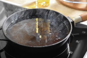 Asap minyak goreng dapat memicu risiko kanker paru pada wanita. Foto: pringsewuonline.com