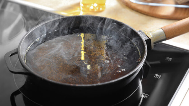 Asap minyak goreng dapat memicu risiko kanker paru pada wanita. Foto: pringsewuonline.com