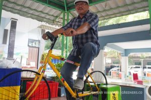 Noer Chanief menerangi jalan desa dengan angin dan surya. Foto: Dini Jembar Wardani