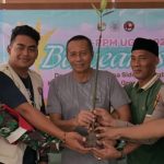Mahasiswa UGM menanam 2.000 mangrove untuk memulihkan pesisir Pulau Bawean. Foto: Berita UGM