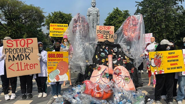 Seruan darurat krisis plastik menggema di Surabaya. Foto: Ecoton