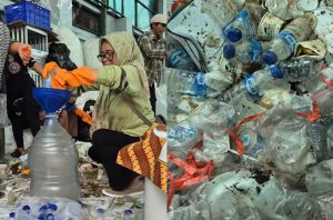 Pernikahan putra Dedi Mulyadi Maula Akbar menerapkan prinsip ramah lingkungan dengan aksi pemilahan sampah usai acara. Foto: Instagram @putri.karlina14