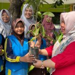 Ecoton mengajak anak dan orang tua berkolaborasi untuk merawat pohon di sekolah lewat program JAPRI Keluarga. Foto: Ecoton