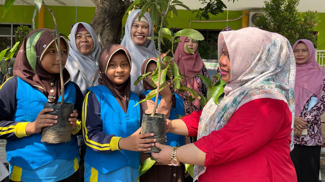 Ecoton mengajak anak dan orang tua berkolaborasi untuk merawat pohon di sekolah lewat program JAPRI Keluarga. Foto: Ecoton