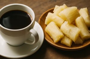 Singkong rebus dan kopi. Foto: Freepik