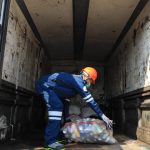 Jakarta memfasilitasi pengangkutan sampah kemasan kaleng B3 dari rumah tangga. Foto: DLH DKI Jakarta