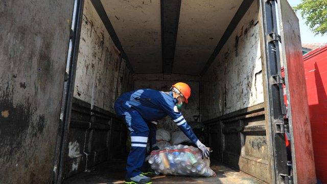 Jakarta memfasilitasi pengangkutan sampah kemasan kaleng B3 dari rumah tangga. Foto: DLH DKI Jakarta