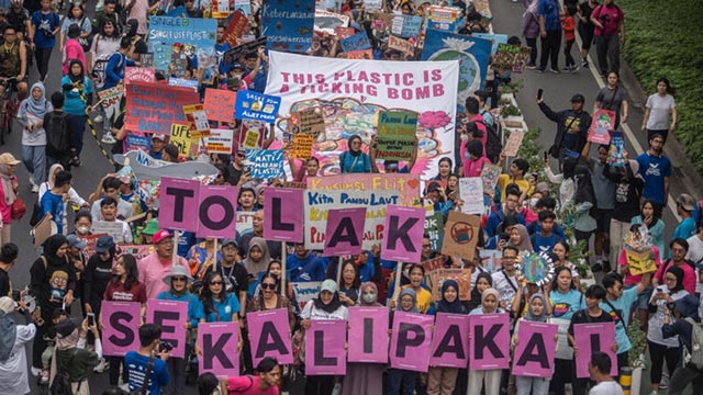 Krisis sampah plastik di Indonesia belum selesai. Produsen harus serius melakukan pengurangan sampah pascakonsumsi. Foto: Greenpeace Indonesia