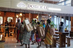 Doberai Lounge membawa pesona kuliner dan budaya Papua di Bandara Sorong. Foto: EcoNusa