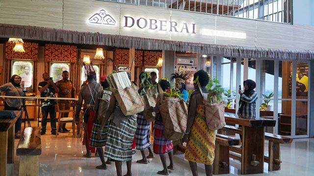 Doberai Lounge membawa pesona kuliner dan budaya Papua di Bandara Sorong. Foto: EcoNusa