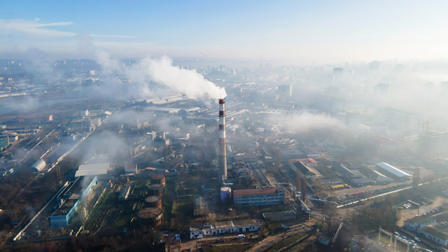 Greenpeace desak pemerintah pajaki industri perusak lingkungan. Foto: Freepik