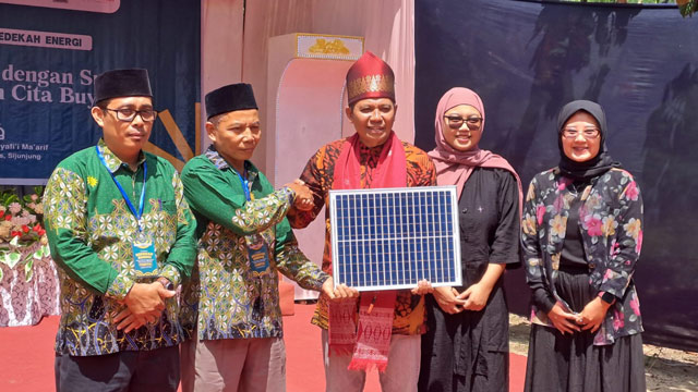Masjid Buya Syafii Maarif Sijunjung kini teraliri listrik dari panel surya. Foto: MOSAIC