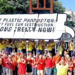 Dominasi pelobi industri dapat melemahkan negosiasi perjanjian plastik global. Foto: Greenpeace