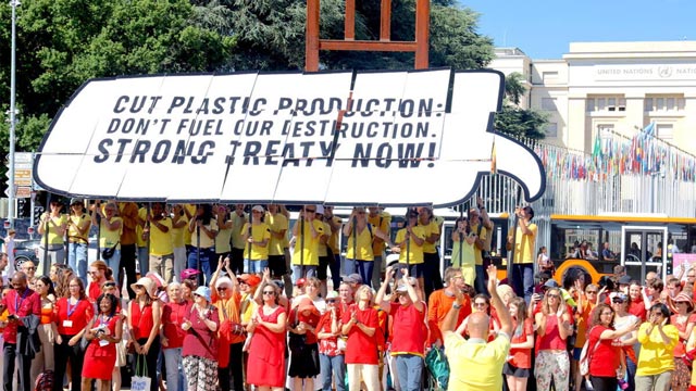 Dominasi pelobi industri dapat melemahkan negosiasi perjanjian plastik global. Foto: Greenpeace