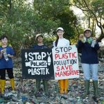 Aksi bebaskan mangrove. Foto: Ecoton