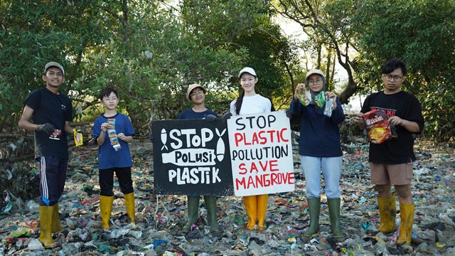 Aksi bebaskan mangrove. Foto: Ecoton