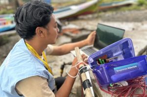 Mahasiswa UGM menciptakan alat pendeteksi banjir di Sulawesi Tengah. Foto: Berita UGM