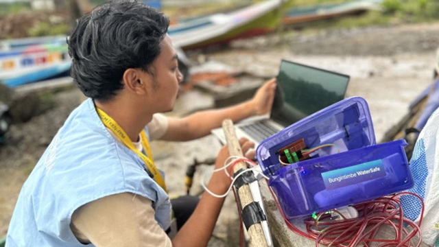Mahasiswa UGM menciptakan alat pendeteksi banjir di Sulawesi Tengah. Foto: Berita UGM