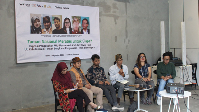 Masyarakat adat dan masyarakat sipil menolak usulan penetapan kawasan Pegunungan Meratus sebagai taman nasional. Foto: Walhi