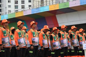 DLH DKI Jakarta mengerahkan 1.800 petugas kebersihan saat HUT RI. Foto: DLH DKI
