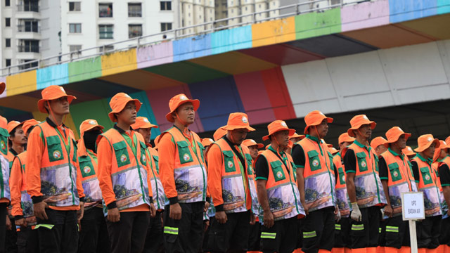 DLH DKI Jakarta mengerahkan 1.800 petugas kebersihan saat HUT RI. Foto: DLH DKI