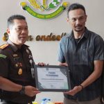 Kejaksaan Aceh terima penghargaan setelah berhasil tangani perdagangan satwa liar. Foto: HAkA