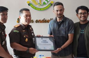 Kejaksaan Aceh terima penghargaan setelah berhasil tangani perdagangan satwa liar. Foto: HAkA