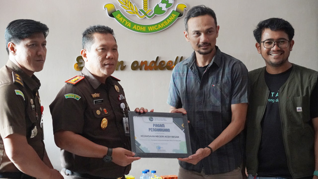 Kejaksaan Aceh terima penghargaan setelah berhasil tangani perdagangan satwa liar. Foto: HAkA