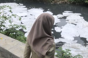 Kali Sunter penuh busa. Foto: DLH DKI