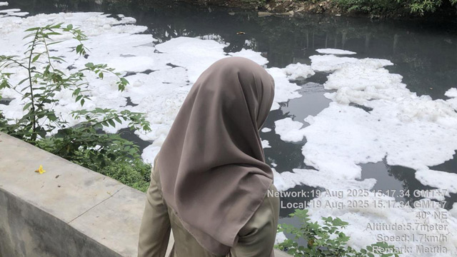 Kali Sunter penuh busa. Foto: DLH DKI