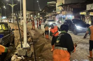 DLH DKI angkut 18,72 ton sampah di kawasan DPR. Foto: DLH DKI