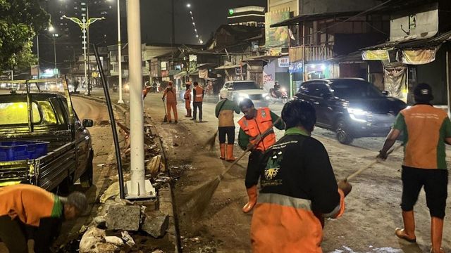 DLH DKI angkut 18,72 ton sampah di kawasan DPR. Foto: DLH DKI