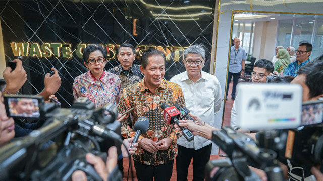 Menteri Lingkungan Hidup, Hanif Faisol Nurofiq meresmikan Waste Crisis Center (WCC) pada Kamis (31/7) di Jakarta. Foto: KLH