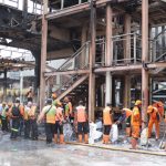 Pasukan oranye menahan perih akibat gas air mata saat membersihkan berbagai lokasi pasca-demonstrasi. Foto: DLH DKI