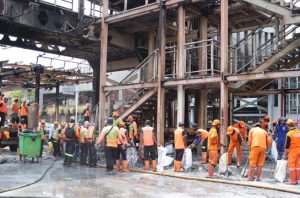 Pasukan oranye menahan perih akibat gas air mata saat membersihkan berbagai lokasi pasca-demonstrasi. Foto: DLH DKI