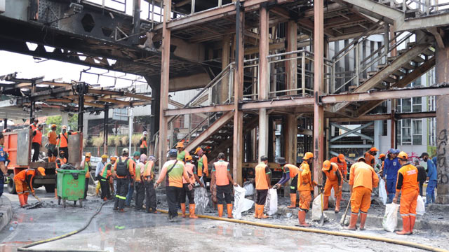 Pasukan oranye menahan perih akibat gas air mata saat membersihkan berbagai lokasi pasca-demonstrasi. Foto: DLH DKI