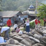 KKP dan warga pesisir bersihkan pantai di Padang. Foto: KKP