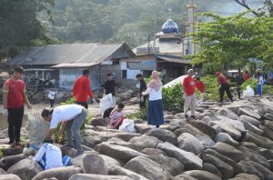 KKP dan warga pesisir bersihkan pantai di Padang. Foto: KKP