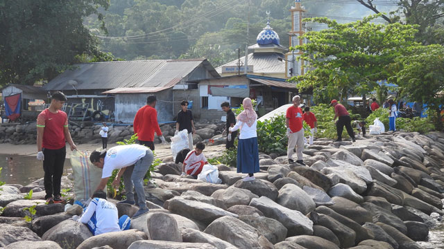KKP dan warga pesisir bersihkan pantai di Padang. Foto: KKP