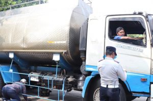 17 truk pengangkut barang gagal uji emisi. Foto: DLH DKI Jakarta