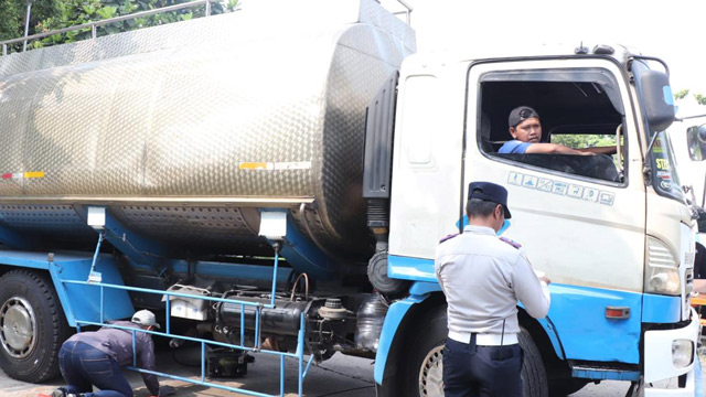 17 truk pengangkut barang gagal uji emisi. Foto: DLH DKI Jakarta