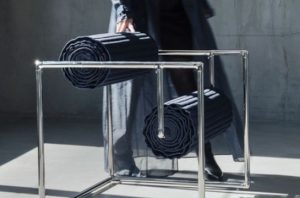 Desainer asal New York membuat kursi gulung dari denim bekas. Foto: Yanko Design