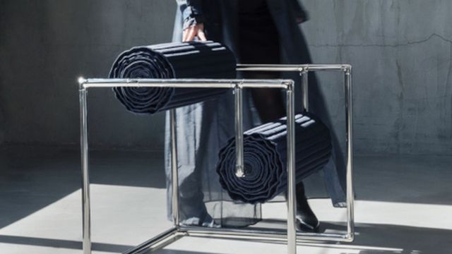 Desainer asal New York membuat kursi gulung dari denim bekas. Foto: Yanko Design